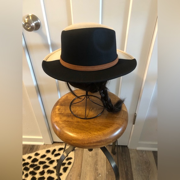 NWOT Adjustable Black and White Fedora Hat - Picture 4 of 5